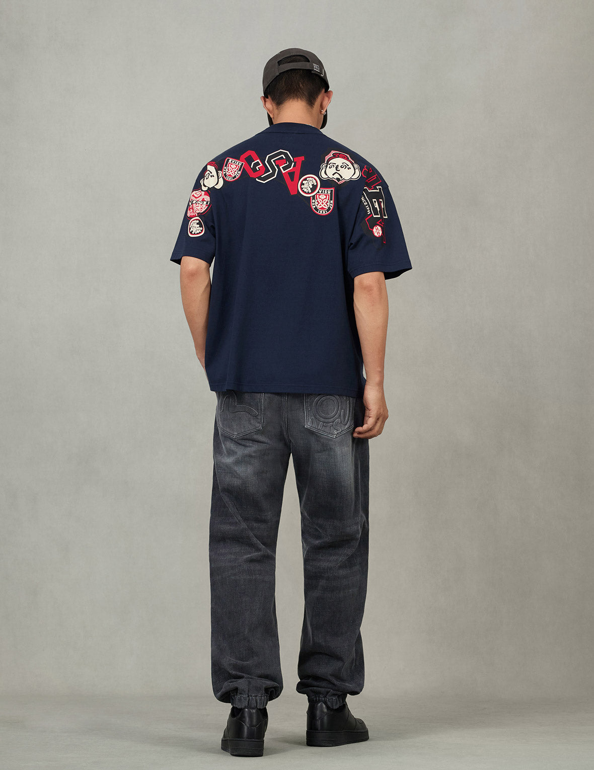 文字繪佛頭與智慧之輪標籤大M印花寬版休閒T恤