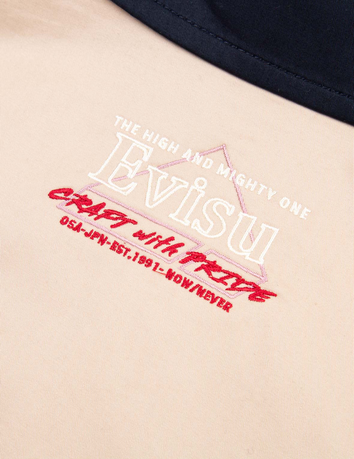 標誌刺繡風衣
