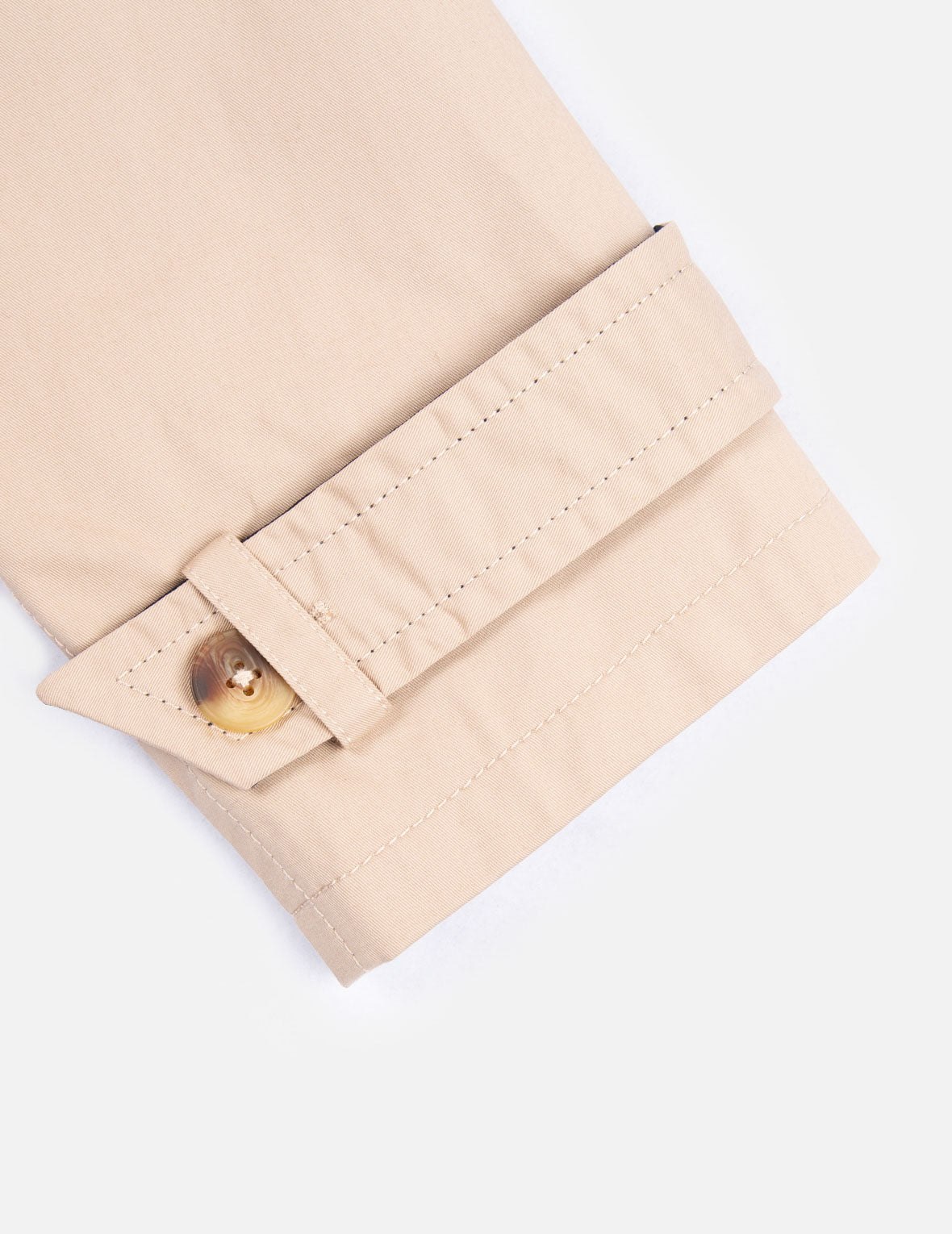 標誌刺繡風衣