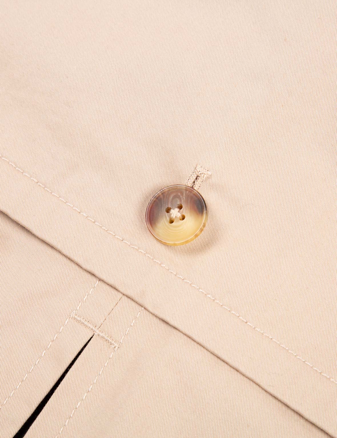 標誌刺繡風衣