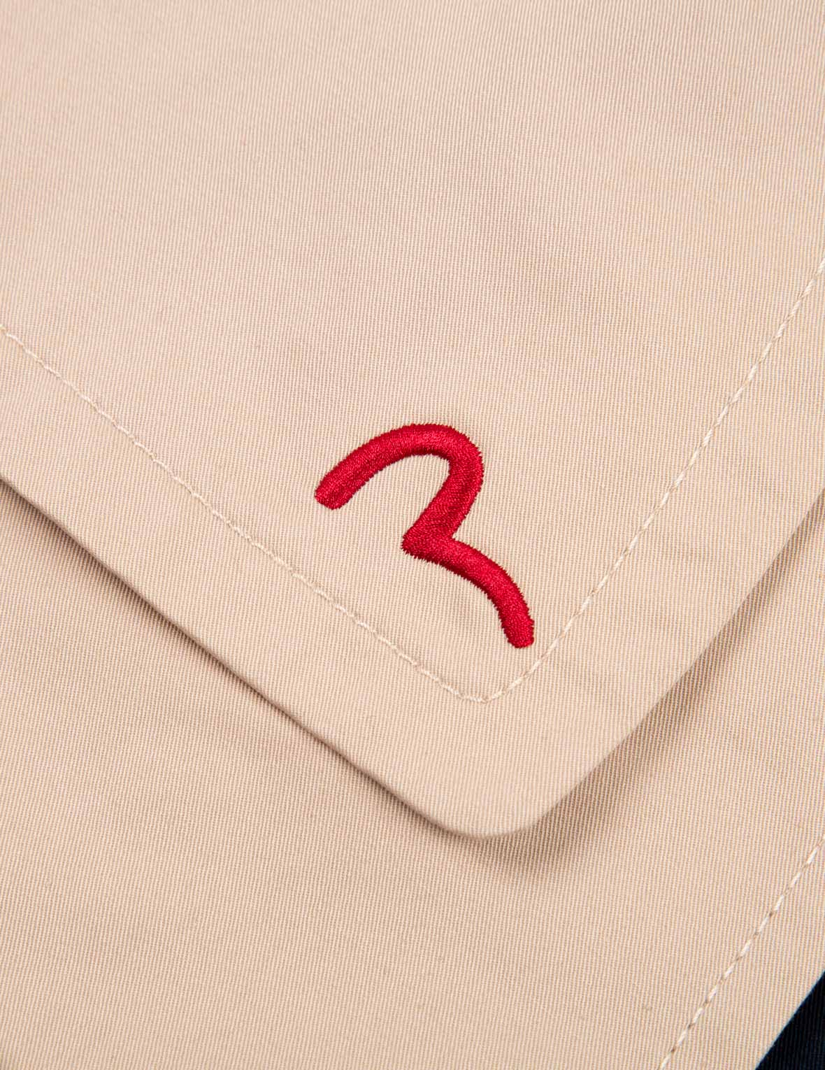 標誌刺繡風衣