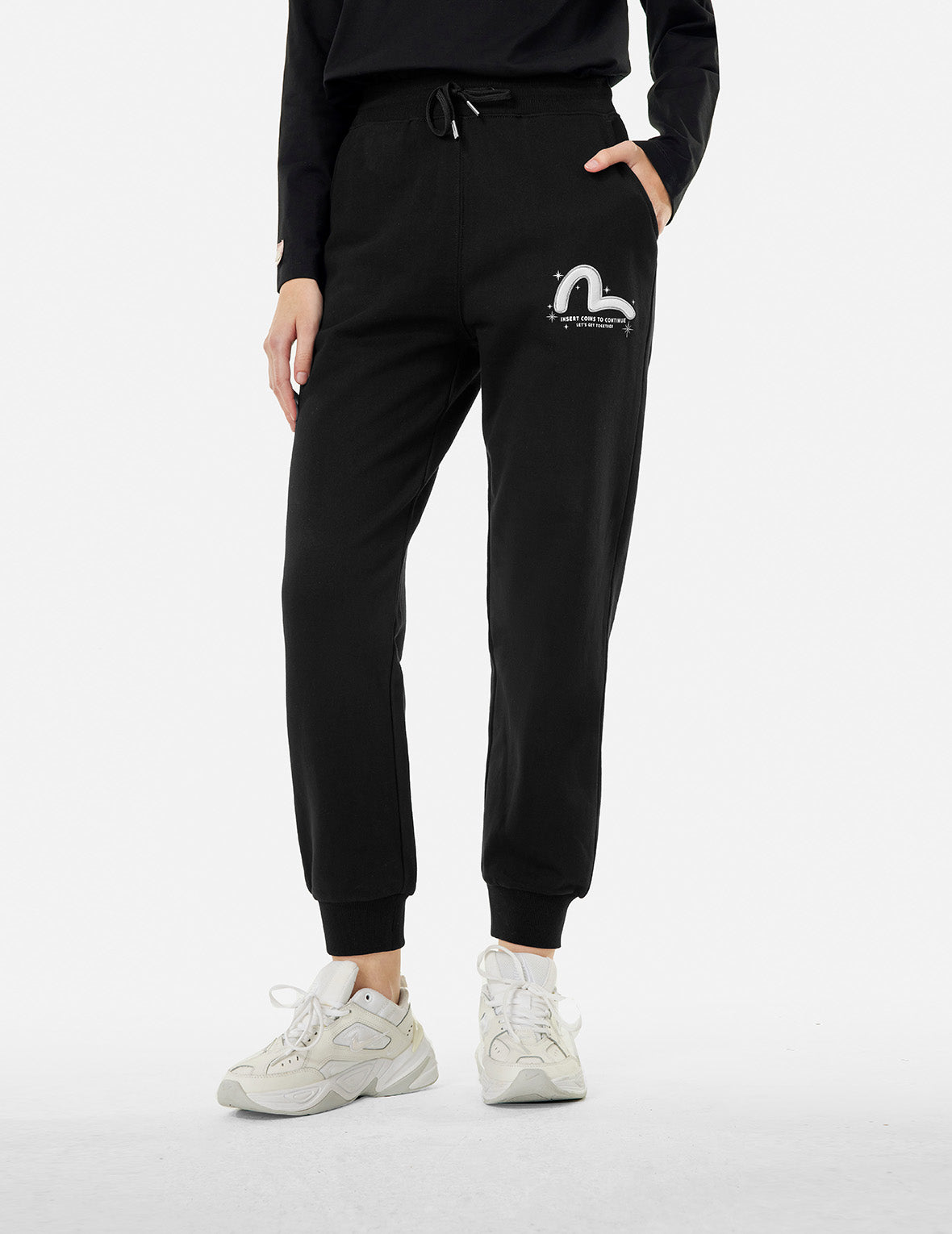 商標印花與海鷗刺繡常規版型運動褲