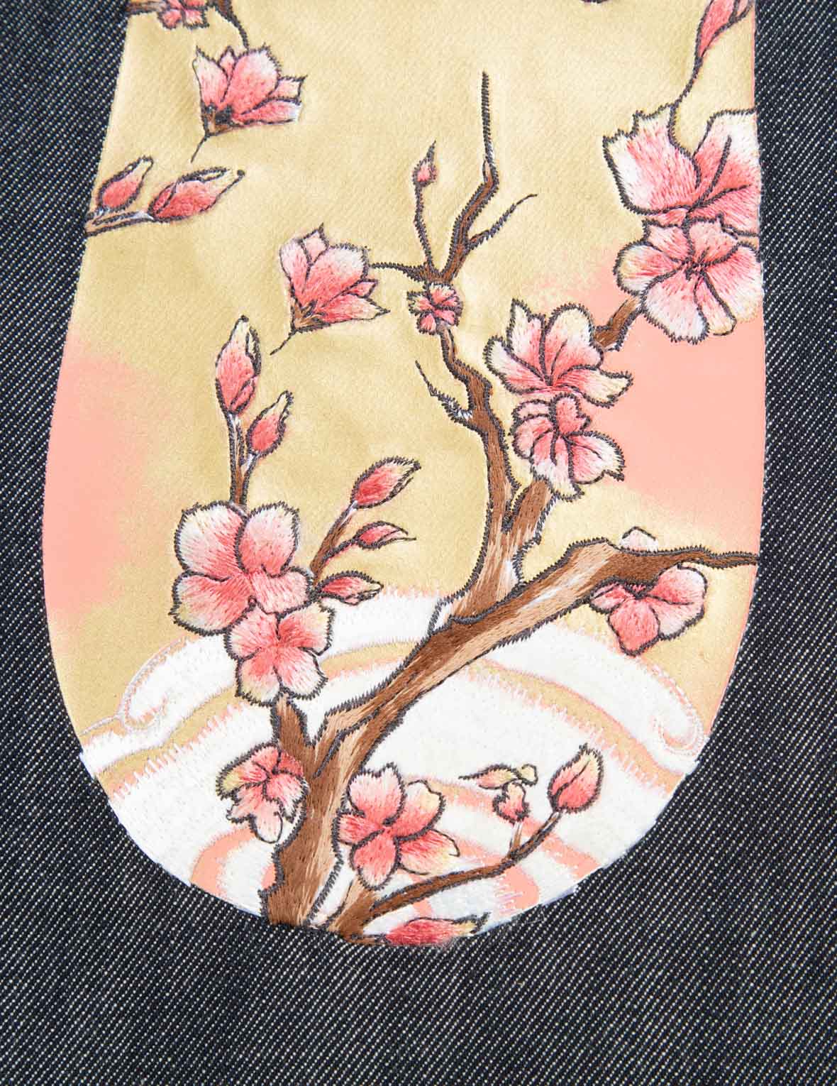 櫻花刺繡與織錦圖案大M男友款牛仔褲