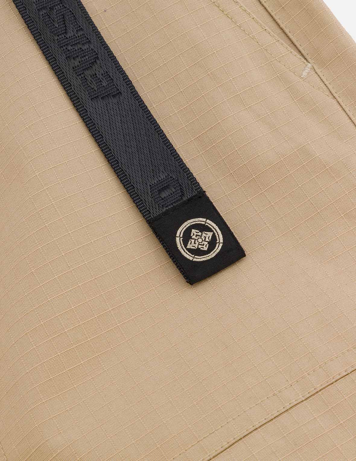 海鷗刺繡與商標印花寬版束腳褲