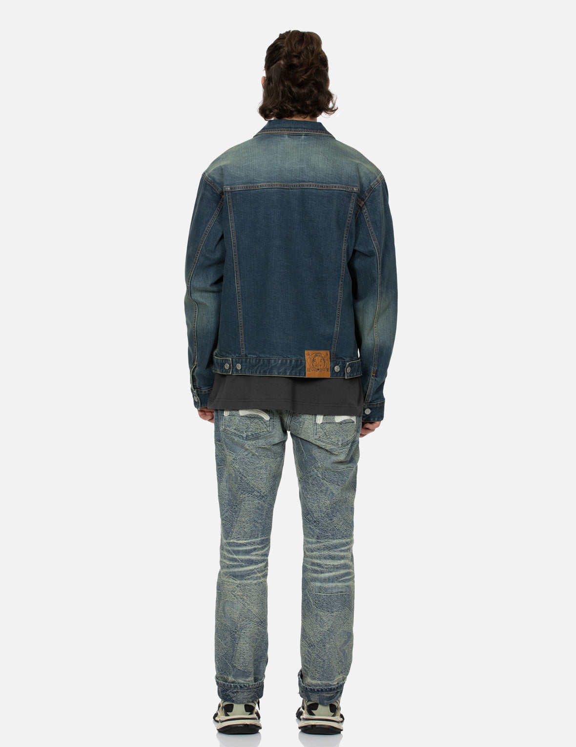 商標和佛頭老虎機刺繡寬版休閒牛仔外套