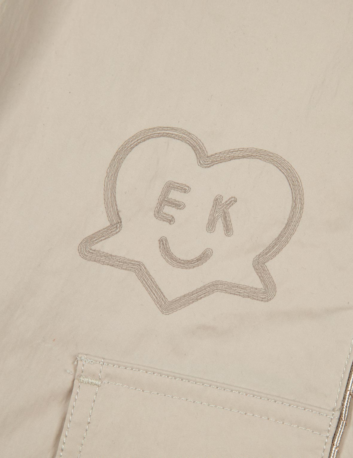 次元商標和小海鷗刺繡休閒寬版降落傘褲