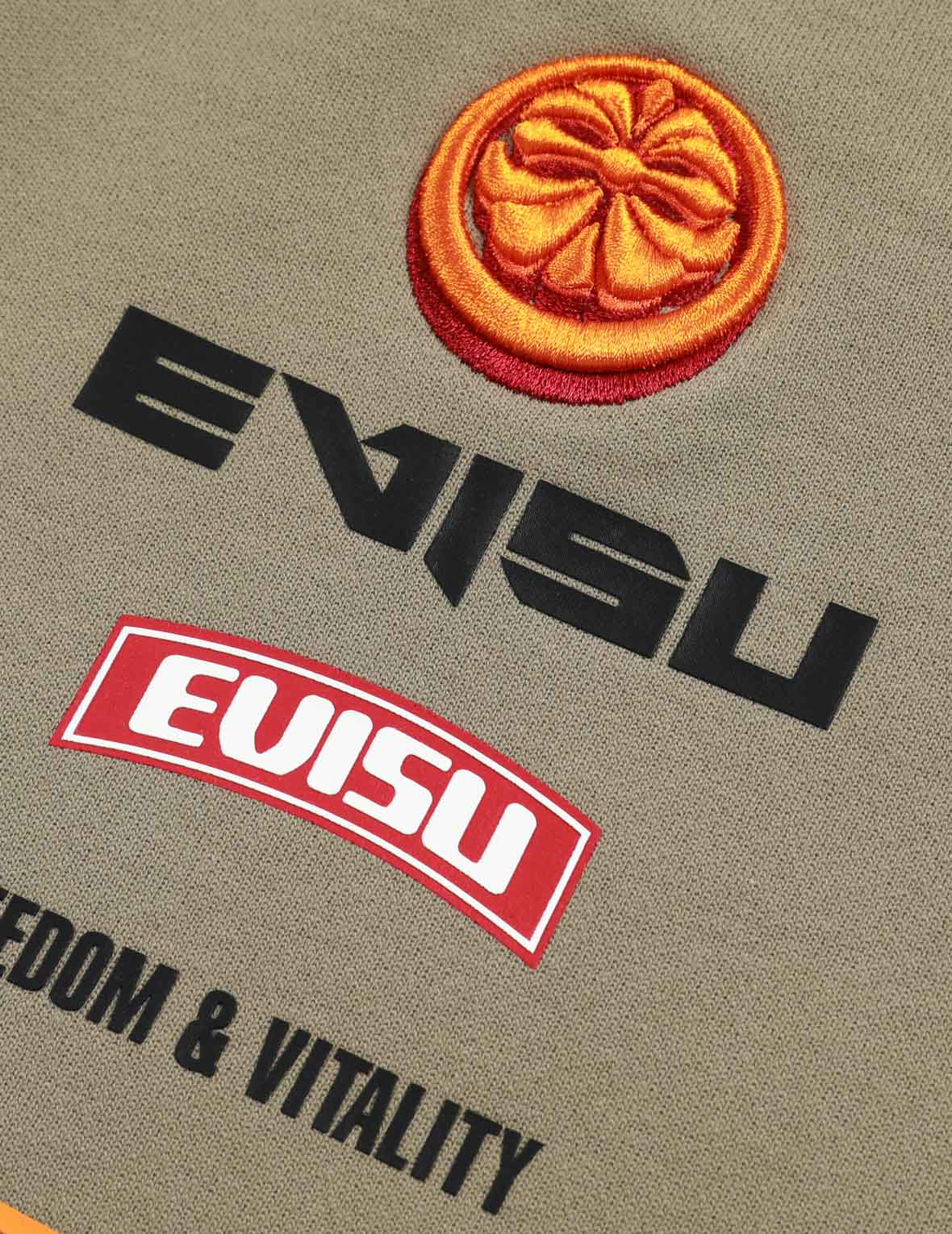 商標印花及家花刺繡短褲