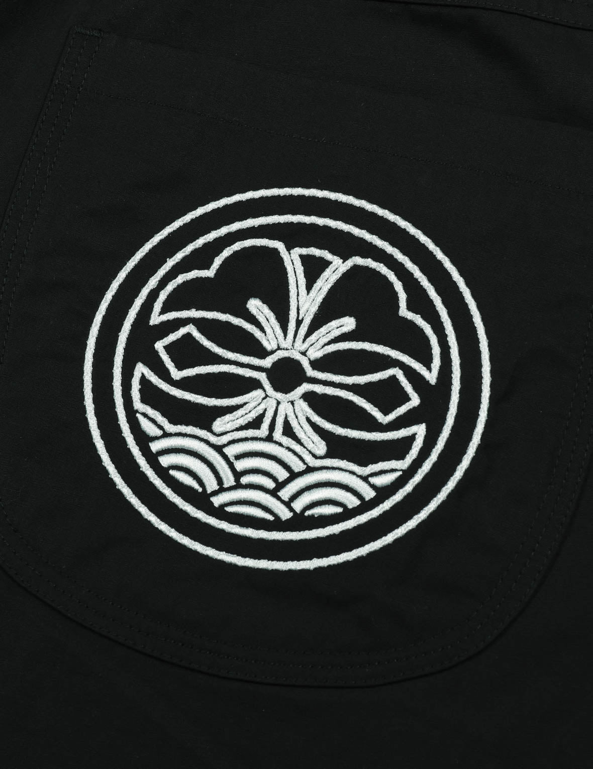 商標和家花刺繡寬版休閒短褲