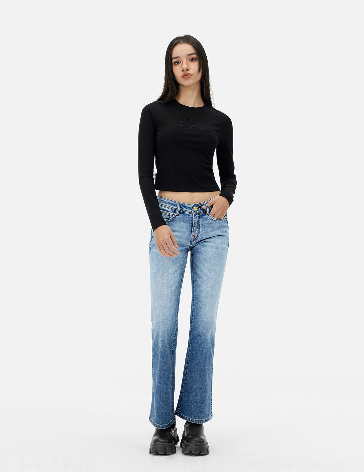 水洗海鷗與圖騰刺繡喇叭褲牛仔褲