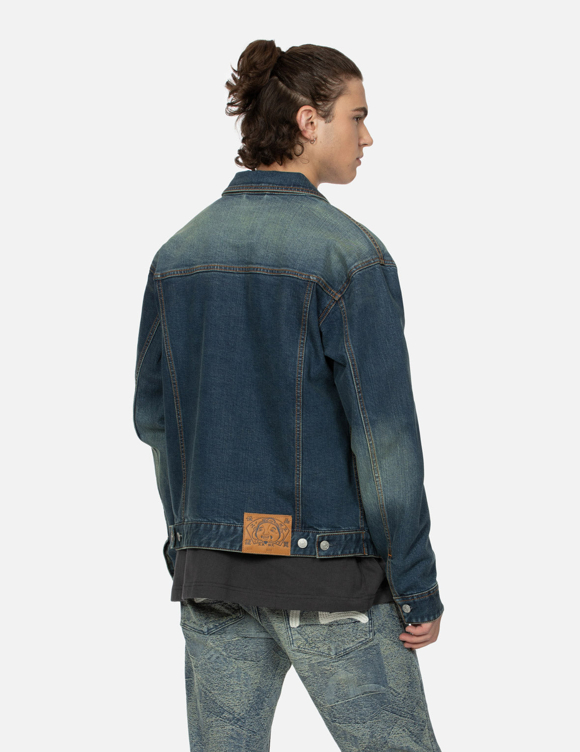 商標和佛頭老虎機刺繡寬版休閒牛仔外套